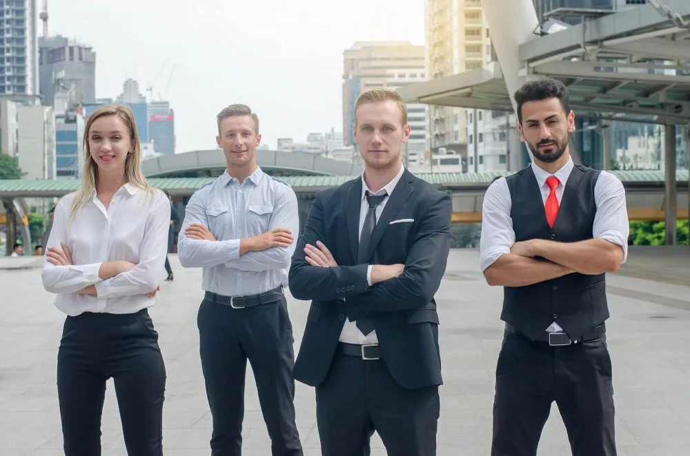 Quatre professionnels réunis autour d une table de travail
