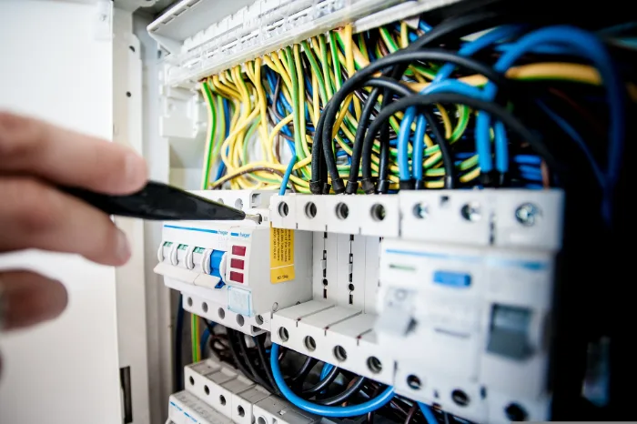 Intervention sur une armoire électrique lors d une formation à l habilitation
