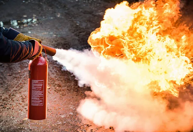Manipulation d un extincteur lors d une formation à la sécurité incendie