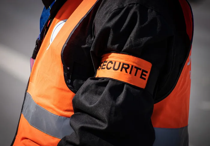 Agent de sécurité en uniforme en surveillance sur un site professionnel
